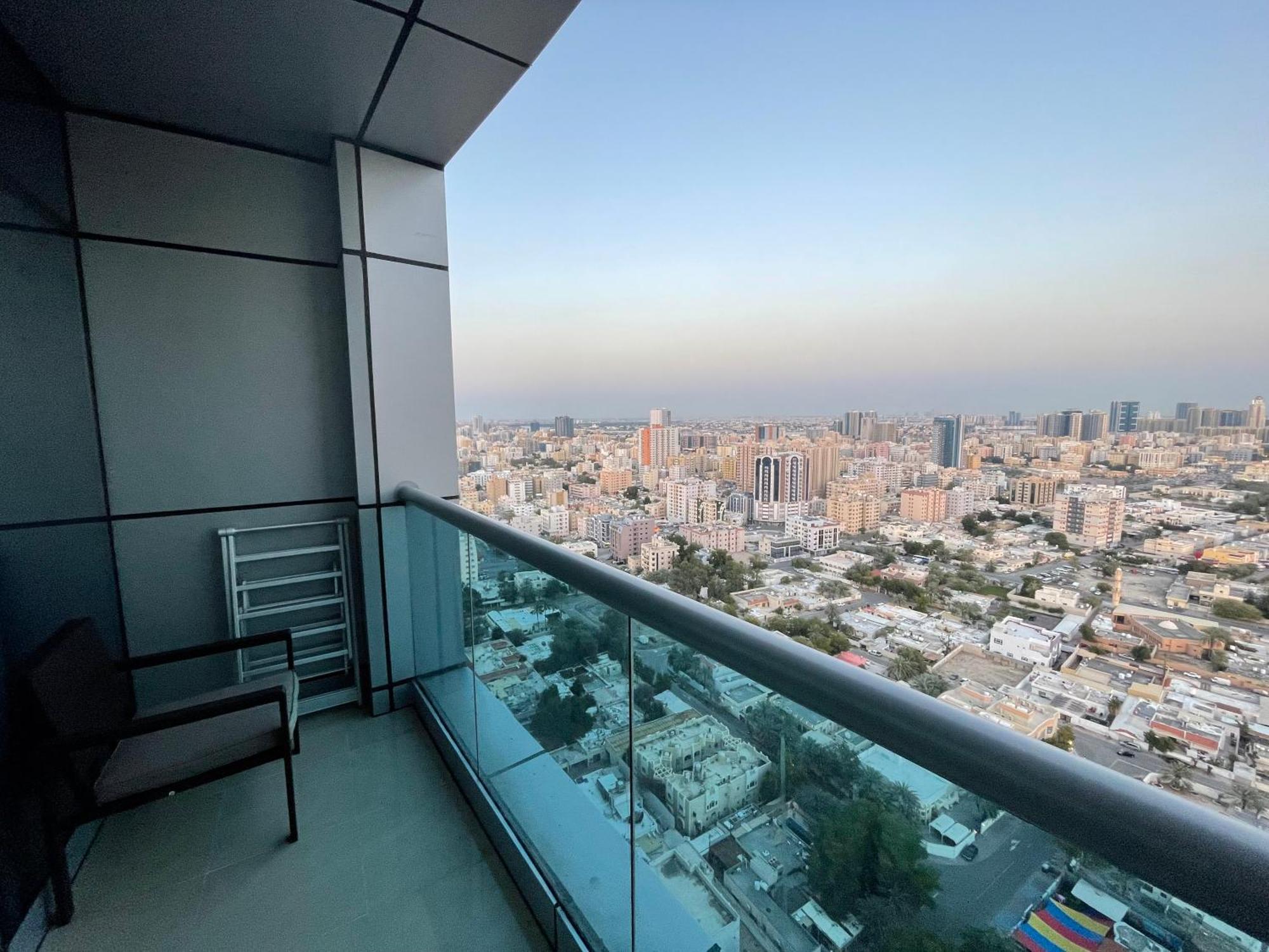 Luxury - Corniche Uae Apartment *