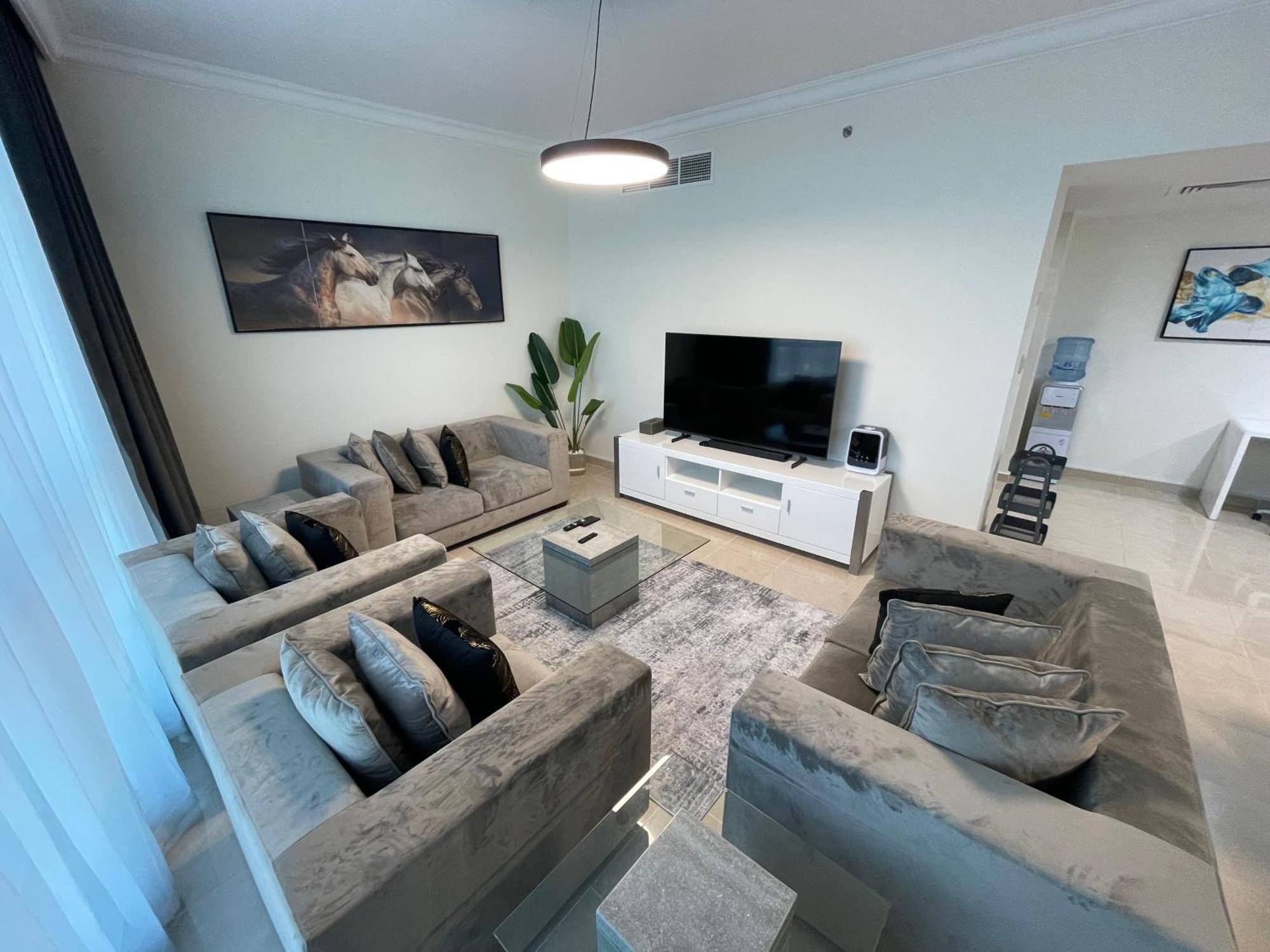 Luxury - Corniche Uae Apartment *