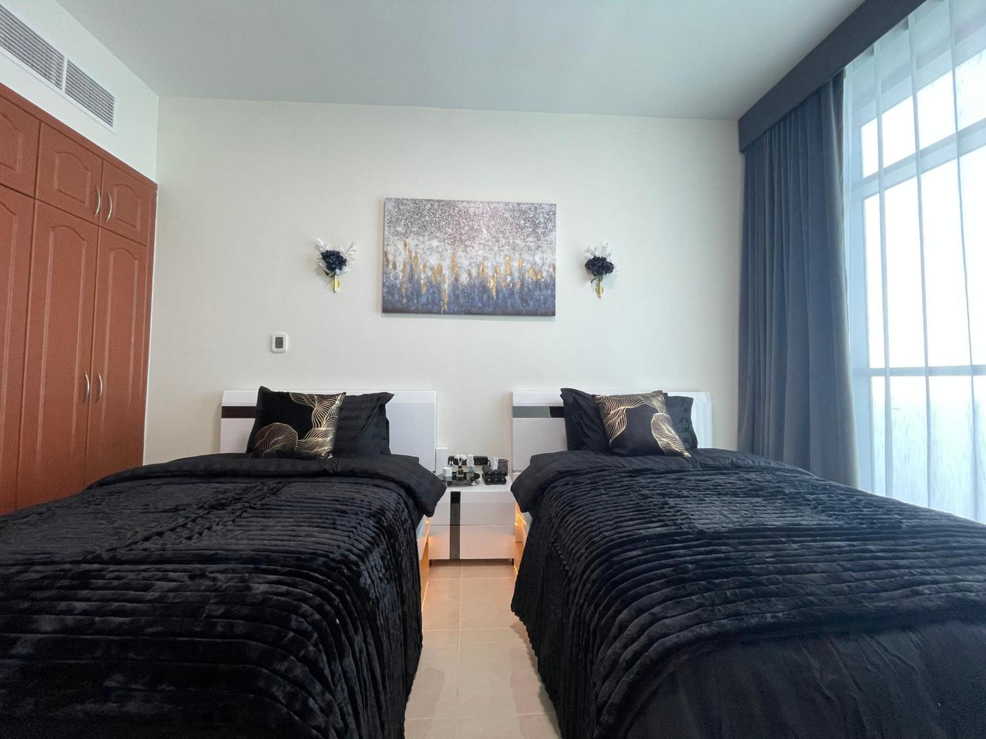 Luxury - Corniche Uae Apartment *